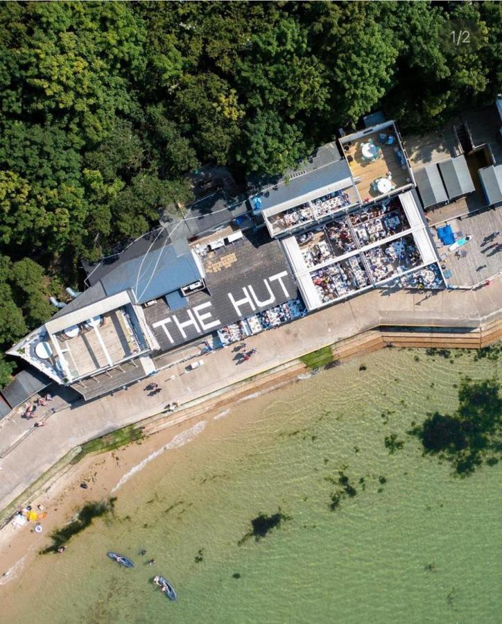 Leeward Lodge Totland  Exterior photo